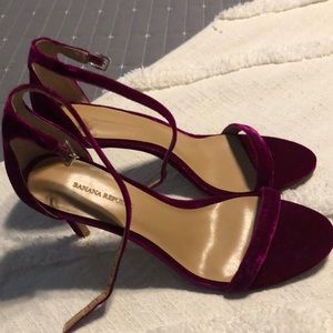 GORGEOUS NWOT Banana Republic velvet heels